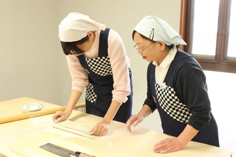 ろまんちっく村「そば処くにもと」 そば打ち体験