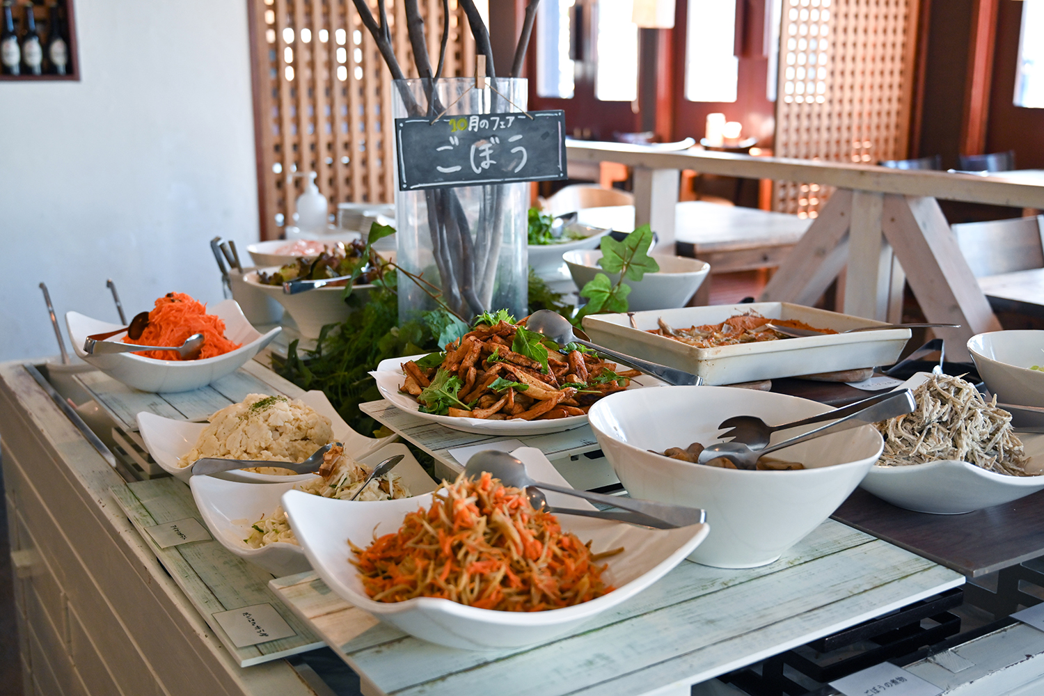 約17種類のサラダが並ぶ人気のサラダバー