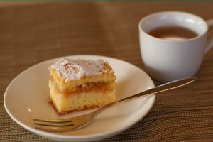 りんごのケーキと薬草茶