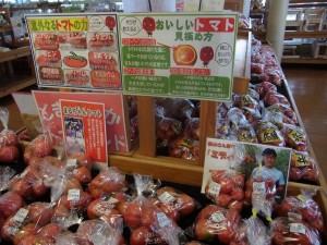 いろんなトマトが並ぶ直売所