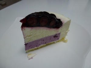 写真ブルーベリーたっぷりのチーズケーキ