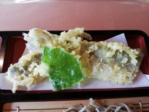 岩魚とわさびの葉の天ぷら