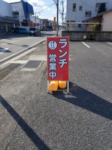 お店の入り口は赤い看板が目印