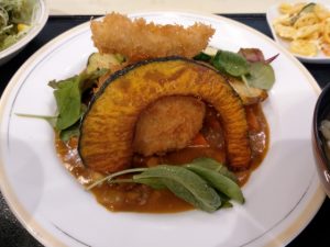 本日のメインディッシュ「サーモンのクリーム詰めコロッケ、ホタテのカレーソース」お野菜もたっぷり