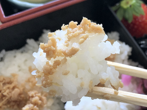 つやつやのコシヒカリには八州鶏のそぼろ煮がよくあいます